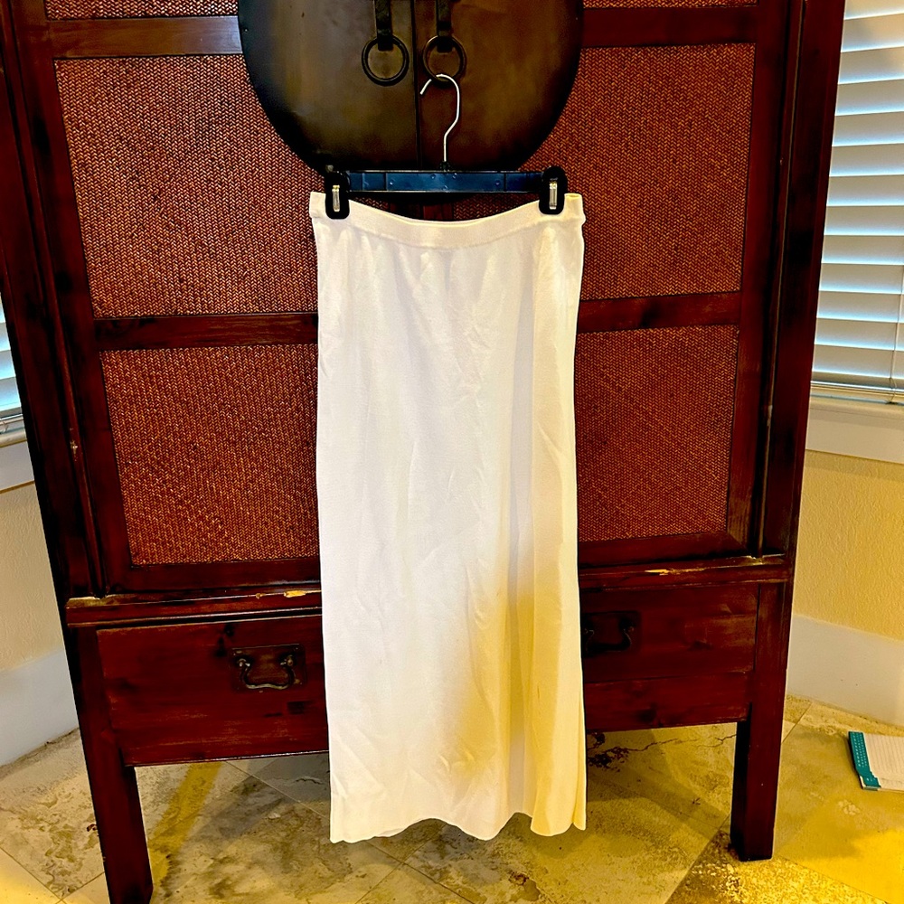 Off-white maxi skirt size medium 63% rayon 37% nylon made in Hong Kong